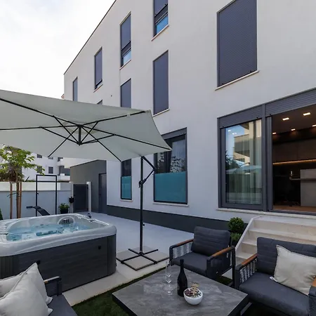 Апартаменти Latitude 44 *
