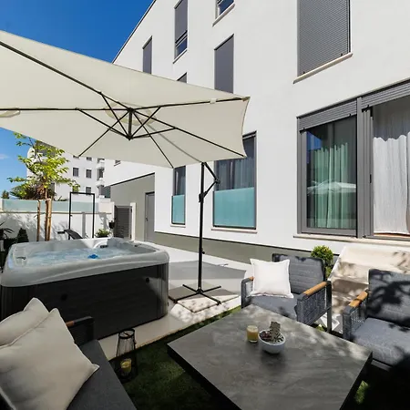 Latitude 44 *