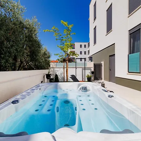 Latitude 44 *